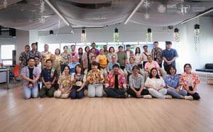 รดน้ำขอพรคณบดีและผู้อาวุโสของคณะไอทีลาดกระบัง