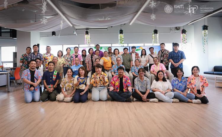 รดน้ำขอพรคณบดีและผู้อาวุโสของคณะไอทีลาดกระบัง