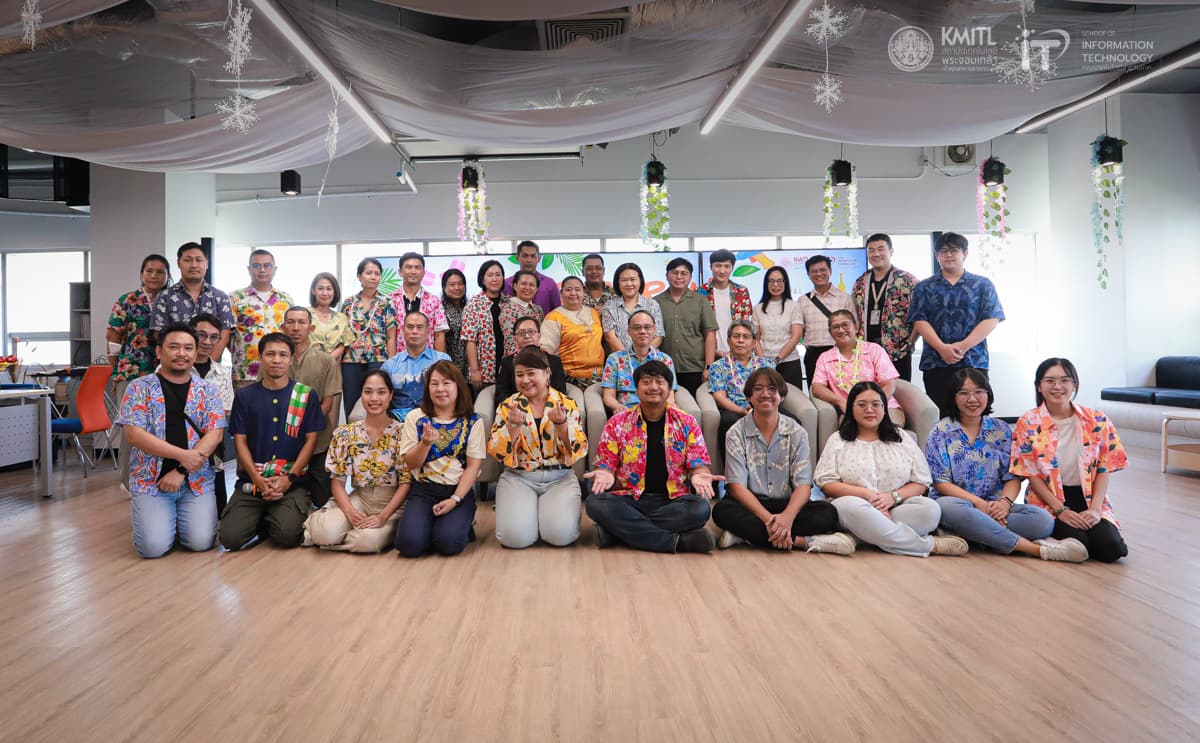 รดน้ำขอพรคณบดีและผู้อาวุโสของคณะไอทีลาดกระบัง