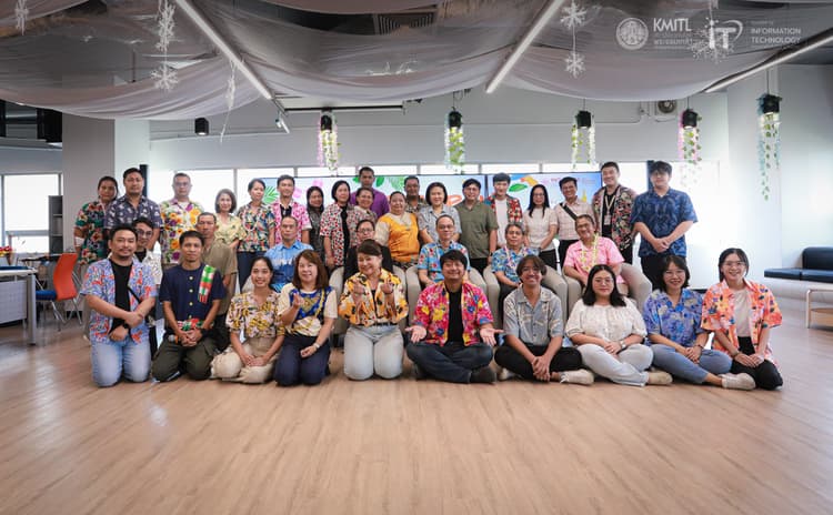 รดน้ำขอพรคณบดีและผู้อาวุโสของคณะไอทีลาดกระบัง