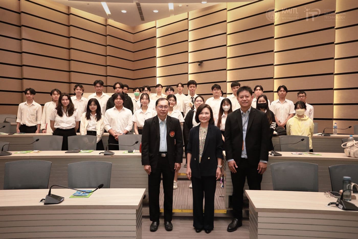 BIT students invade the Stock Exchange! Real learning, skill enhancement, ready for the business world at The Stock Exchange of Thailand Building