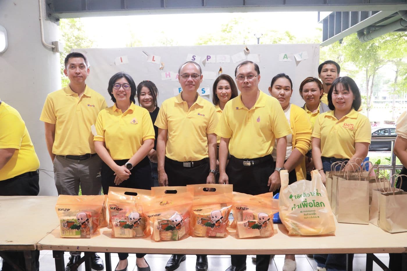 Making merit and giving alms, paying royal homage on the anniversary of the death of His Majesty King Bhumibol Adulyadej the Great, The Great King Rama IX