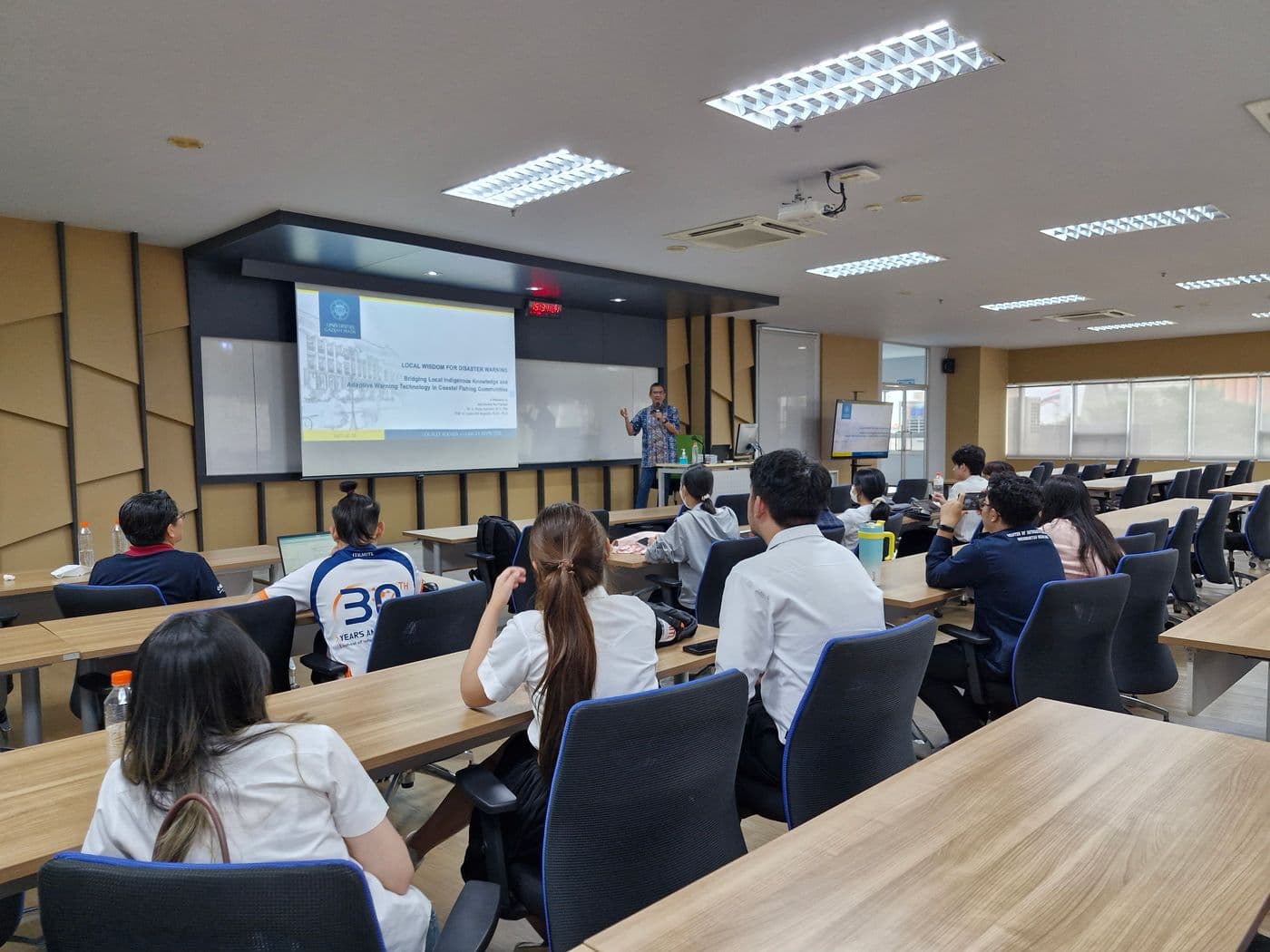 คณะเทคโนโลยีสารสนเทศ KMITL จัด IT Special Talk Series ถ่ายทอดองค์ความรู้ด้านการเตือนภัยพิบัติจากภูมิปัญญาท้องถิ่นและเทคโนโลยีสมัยใหม่ คณะเทคโนโลยีสารสนเทศ KMITL จัด IT Special Talk Series ถ่ายทอดองค์ความรู้ด้านการเตือนภัยพิบัติจากภูมิปัญญาท้องถิ่นและเทคโนโลยีสมัยใหม่