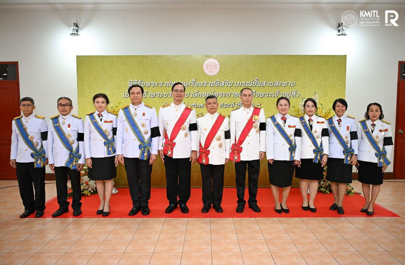 อาจารย์คณะไอทีลาดกระบัง เข้ารับพระราชทานเครื่องราชอิสริยาภรณ์เบื้องหน้าพระบรมฉายาลักษณ์พระบาทสมเด็จพระเจ้าอยู่หัว อาจารย์คณะไอทีลาดกระบัง เข้ารับพระราชทานเครื่องราชอิสริยาภรณ์เบื้องหน้าพระบรมฉายาลักษณ์พระบาทสมเด็จพระเจ้าอยู่หัว